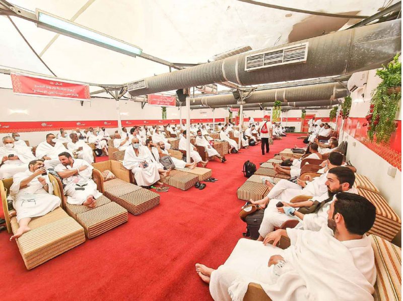 حجاج البحرين يقفون بعرفة اليوم