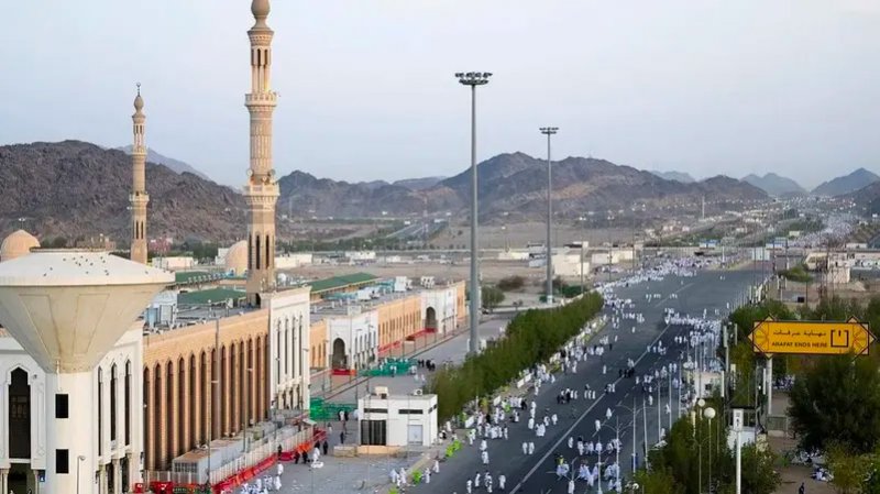 الحجاج يتوافدون إلى "نمرة" لصلاة الظهر والعصر جمعاً في عرفات