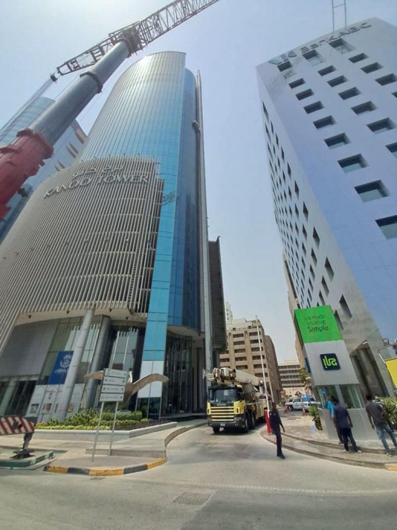 بالصور: الدفاع المدني يباشر عملية إنقاذ عمال تنظيف تعطلت رافعة تقلهم بأحد المباني العالية