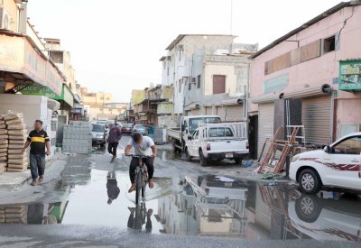 عدسة “البلاد”: سوق واقف...بنية تحتية متردية
