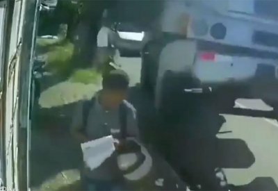 بالفيديو: نجاة رجل من شاحنة "مجنونة"