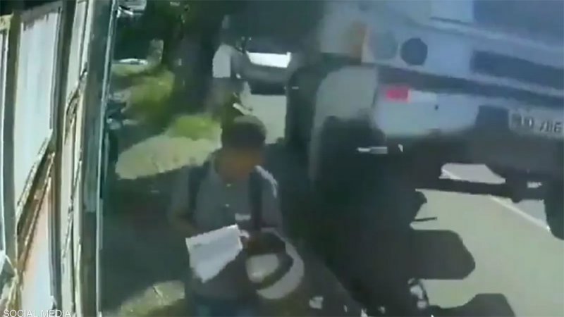 بالفيديو: نجاة رجل من شاحنة "مجنونة"