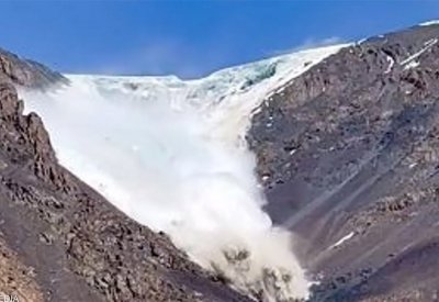 بالفيديو: انزلاق ثلجي.. نجاة سياح بأعجوبة من النهر الجليدي