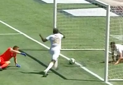 بالفيديو: أغرب فرصة ضائعة في "تاريخ كرة القدم"