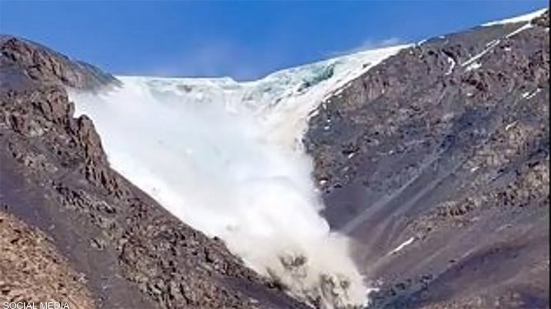 بالفيديو: انزلاق ثلجي.. نجاة سياح بأعجوبة من النهر الجليدي