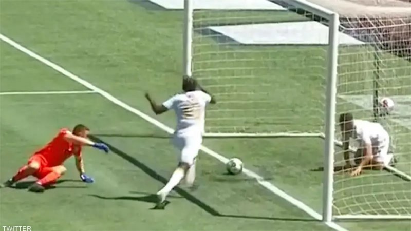 بالفيديو: أغرب فرصة ضائعة في "تاريخ كرة القدم"