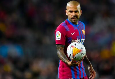 ألفيش: برشلونة لا يحترم لاعبيه التاريخيين