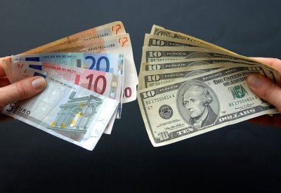 تداعيات انخفاض سعر صرف اليورو مقابل الدولار