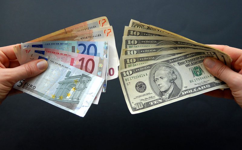 تداعيات انخفاض سعر صرف اليورو مقابل الدولار