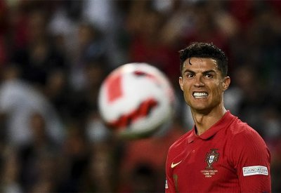 رغم أدائه المتواضع بالملعب.. رونالدو يتألق في مواقع التواصل