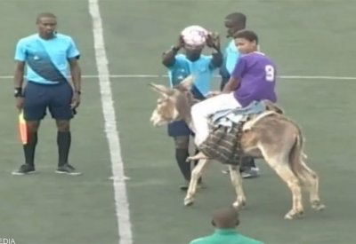 بالفيديو: طريقة "لا تصدق" في تقديم كرة المباراة ببلد إفريقي