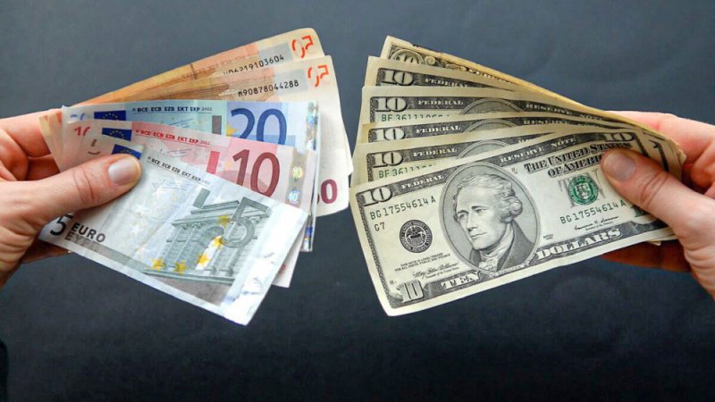 وضع مقلق لتعادل اليورو والدولار.. وهذه عواقبه على الأوروبيين