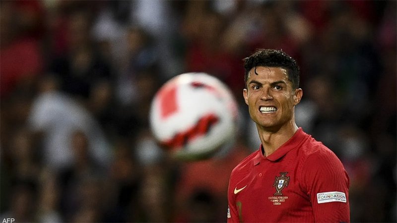 رغم أدائه المتواضع بالملعب.. رونالدو يتألق في مواقع التواصل