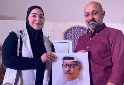 فريق مسرحية "ايموجي" يكرم اسم الراحل حمزة محمد 