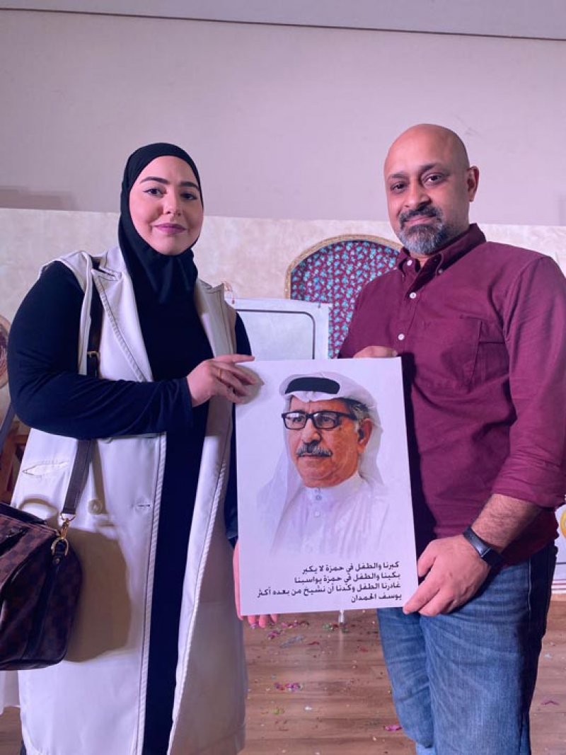 فريق مسرحية "ايموجي" يكرم اسم الراحل حمزة محمد 