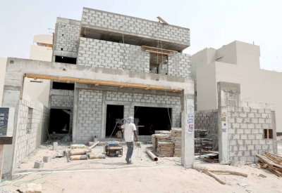 عدسة “البلاد”: عمال المنطقة الغربية ملتزمون بحظر العمل ظهرا