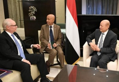 العليمي يرحب بالجهود الأمريكية لدعم الشرعية وتخفيف معاناة اليمنيين