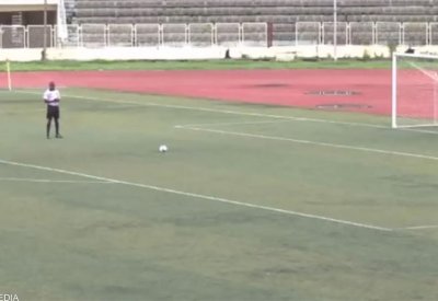 بالفيديو: أغرب ضربات جزاء في مباراة كرة بدولة إفريقية