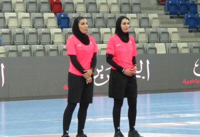 طاقم نسائي إيراني يدير لقاء اليابان والهند