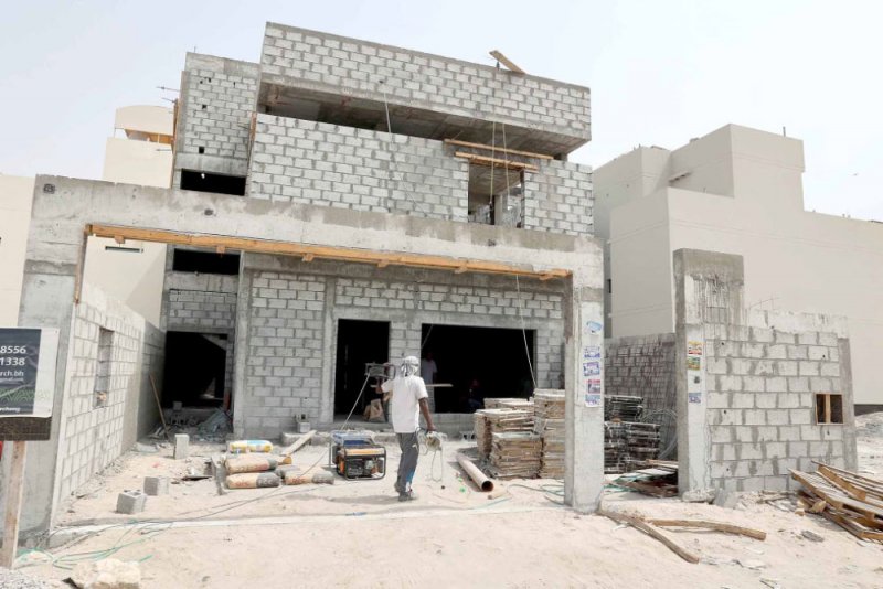 عدسة “البلاد”: عمال المنطقة الغربية ملتزمون بحظر العمل ظهرا