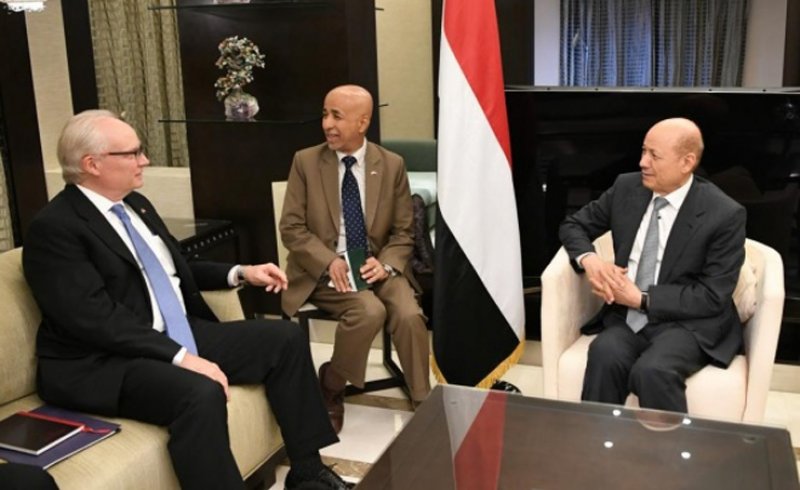 العليمي يرحب بالجهود الأمريكية لدعم الشرعية وتخفيف معاناة اليمنيين