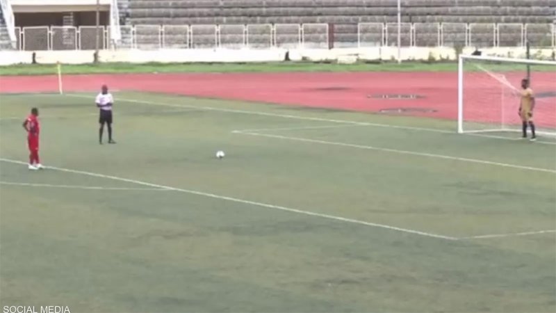 بالفيديو: أغرب ضربات جزاء في مباراة كرة بدولة إفريقية