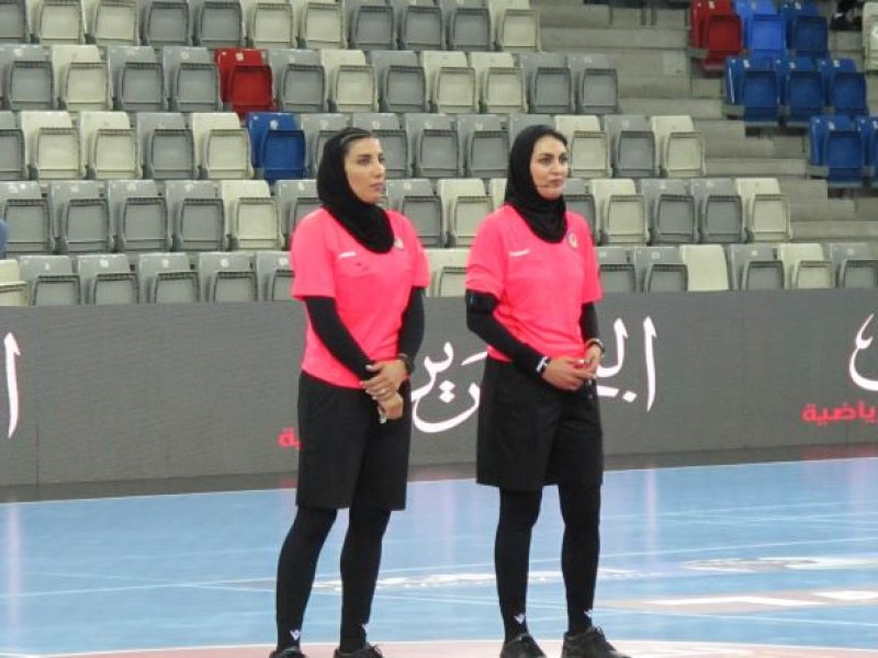 طاقم نسائي إيراني يدير لقاء اليابان والهند