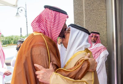 بالصور: جلالة الملك المعظم يصل إلى جدة وسمو الأمير محمد بن سلمان في إستقباله