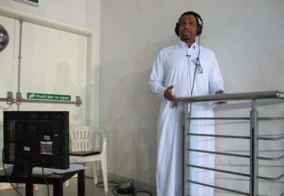 المعلق الأحمد.. 60 دقيقة واقفًا!