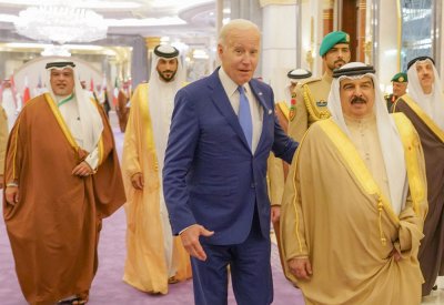 جلالة الملك المعظم يلتقي بالرئيس الأمريكي على هامش قمة جدة للأمن والتنمية