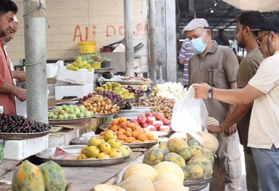 بالفيديو: إقبال المواطنين على شراء الفواكه الصيفية
