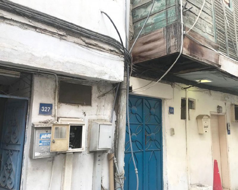 “الكهرباء” تزيل الأسلاك  العشوائية بالمنامة القديمة