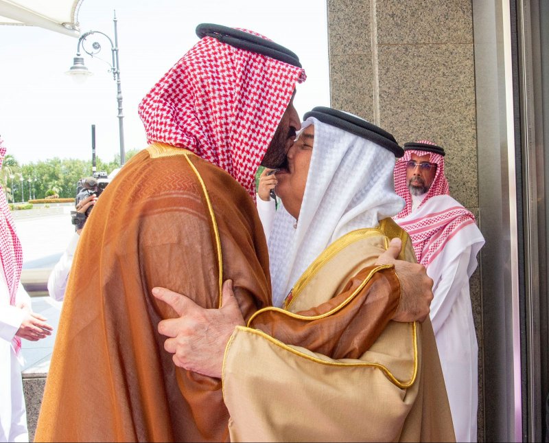 بالصور: جلالة الملك المعظم يصل إلى جدة وسمو الأمير محمد بن سلمان في إستقباله