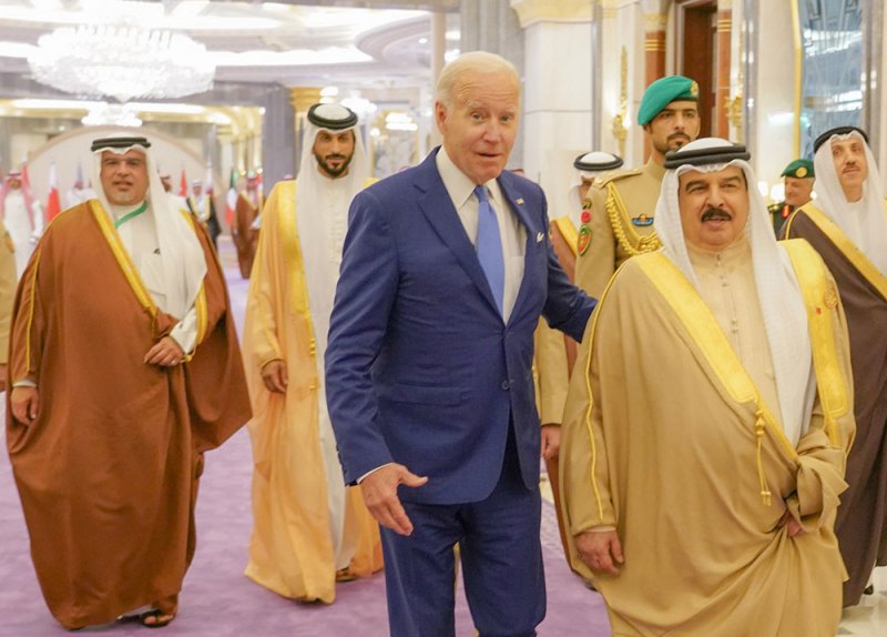 جلالة الملك المعظم يلتقي بالرئيس الأمريكي على هامش قمة جدة للأمن والتنمية
