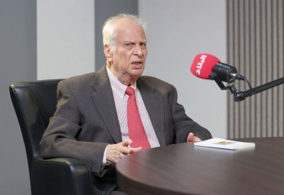 السفير حسين الصباغ: خامنئي قشّر البرتقال على طاولة بليارد في قصر الشاه بلقاء مع الدبلوماسيين