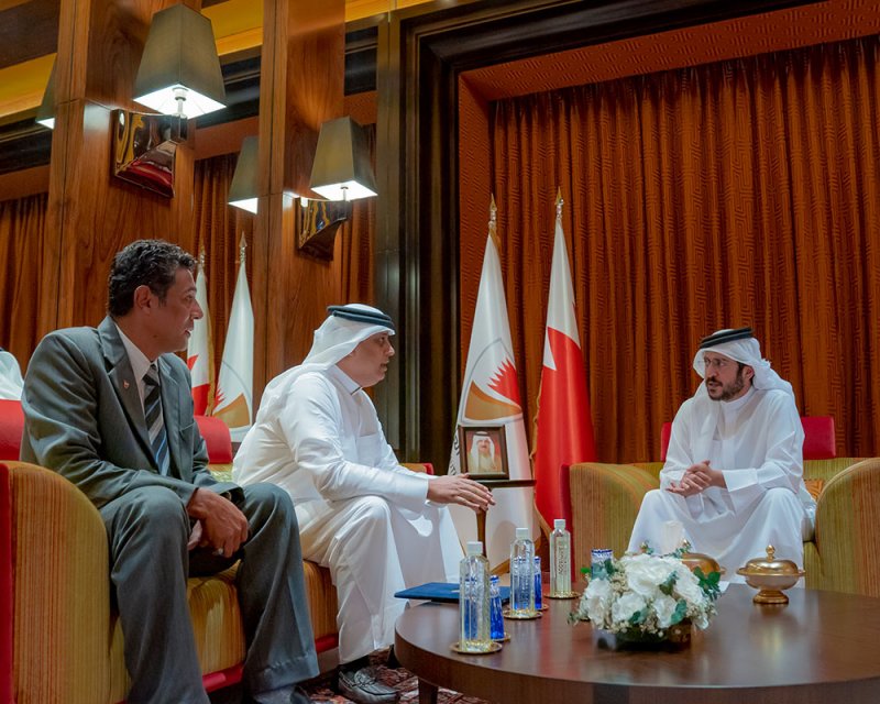 سمو الشيخ خالد بن حمد يستقبل رئيس النادي الأهلي