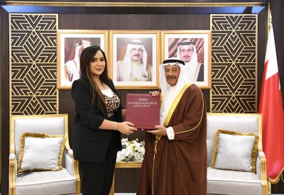 الصالح يتسلم نسخة من إطروحة الدكتوراة للباحثة سمر الأبيوكي