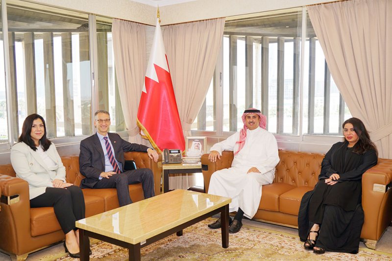 وزير العدل يستقبل السفير الأمريكي لدى مملكة البحرين
