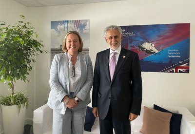 وزير الصناعة والتجارة يجتمع بوزيرة التجارة الدولية البريطانية ويشيد بعمق العلاقات البحرينية البريطانية المتميزة