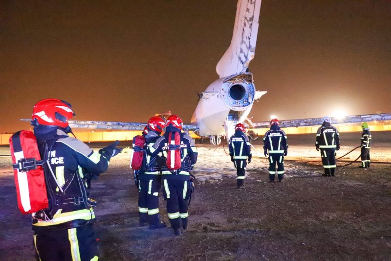 بالصور: شرطة المطار بالتعاون مع الدفاع المدني تنفذان تمريناً لتقييم حالة التأهب والاستعداد لحالات الطوارئ والحوادث