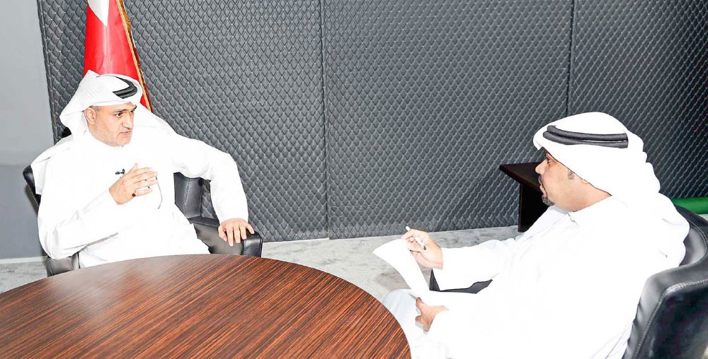 جانب من الحوار الصحافي للزميل حسن عبدالرسول والوسيط الشرعي ياسر خميس