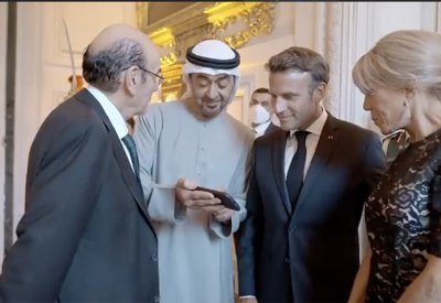 بالفيديو: محمد بن زايد يطلع ماكرون وزوجته على صورته بفرنسا عام 1975.. كيف علقت بريجيت؟