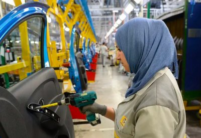 دولة عربية تكشف عن مصنع ضخم لإنتاج بطاريات السيارات الكهربائية