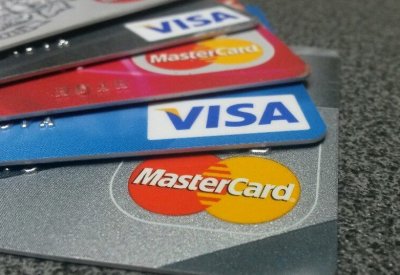 لا يمكن للبحريني استخدام البطاقات المصرفية في هذه الدولة