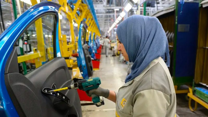 دولة عربية تكشف عن مصنع ضخم لإنتاج بطاريات السيارات الكهربائية