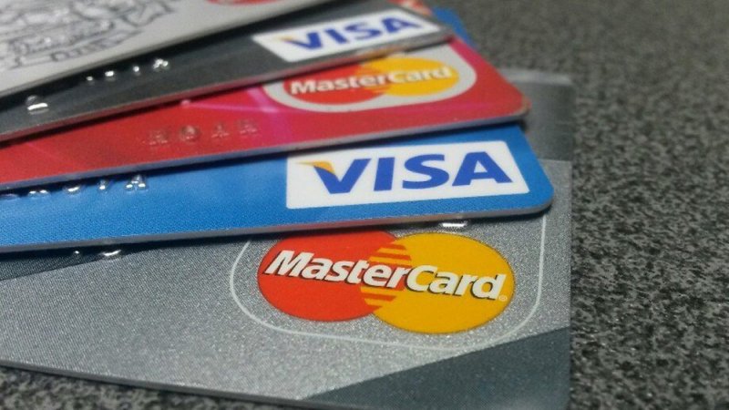 لا يمكن للبحريني استخدام البطاقات المصرفية في هذه الدولة