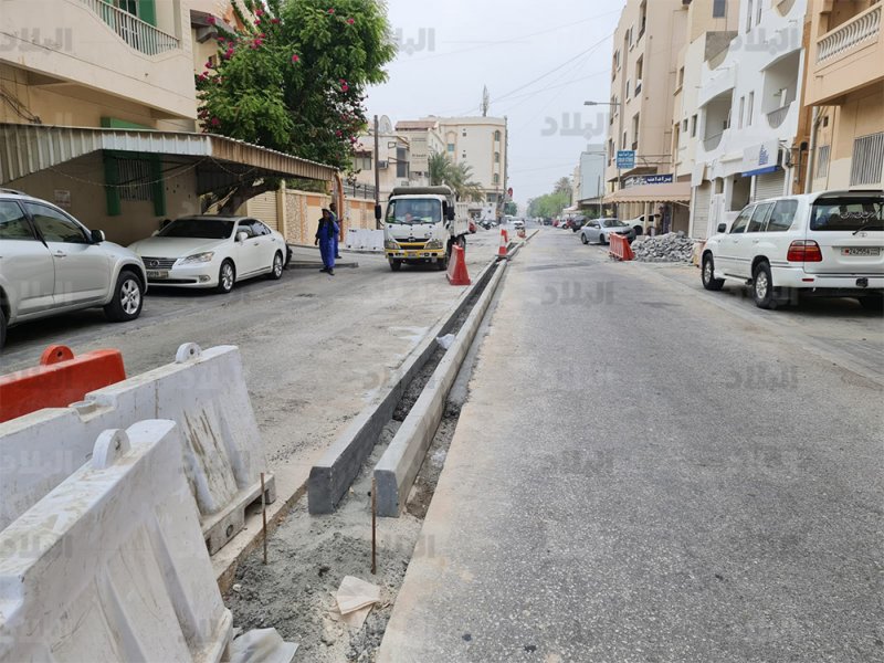 بالصور: رصيف بمنتصف الشارع يؤرق سكان هذه المنطقة