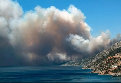 حريق واسع في جزيرة سياحية باليونان.. والسلطات تخلي منتجعا