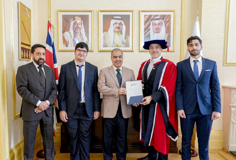 خالد كانو يحتفل بتخرج ابنه فيصل بحضور سفير البحرين في لندن
