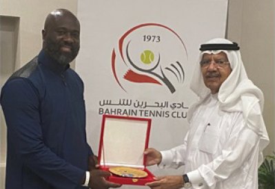 رئيس اتحاد جامبيا للتنس يزور نادي البحرين للتنس